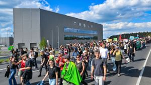 Grünheide: Protestzug zum Tesla-Werk: Vereinzelt Auseinandersetzungen