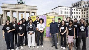 Bayreuther Student plakatiert in Berlin mit Bill Gates