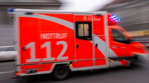 Ansbach: Lastwagen fährt in Grundstücksmauer – Fahrer schwer verletzt